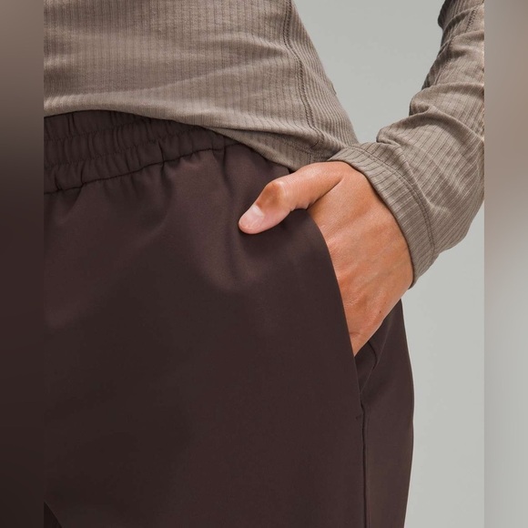 Lululemon Tapered-Leg Mid-Rise Pant 7/8 Length *Luxtreme
Espresso size M - Picture 5 of 10